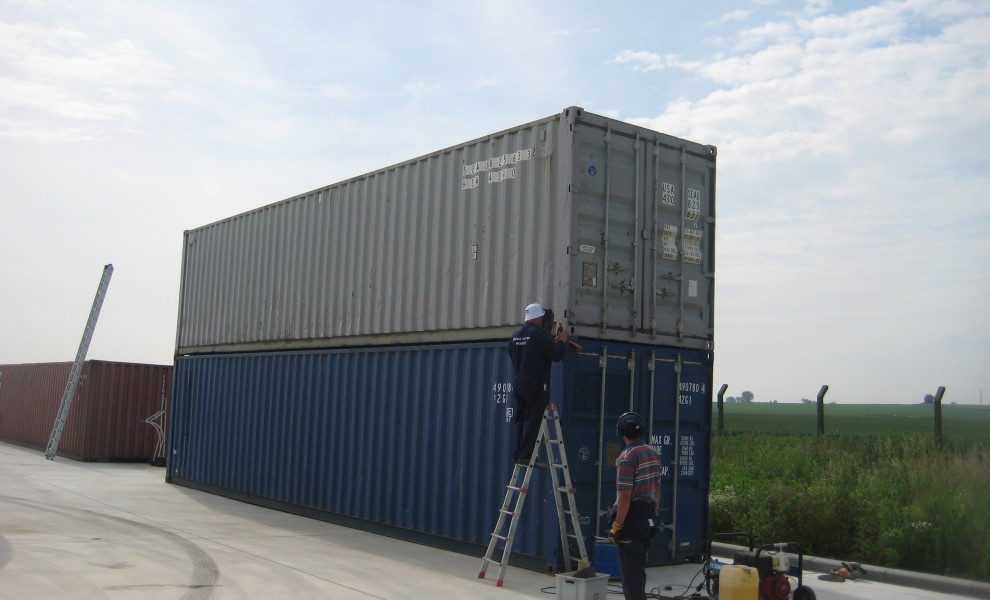 Gebouw van zeecontainers (2)