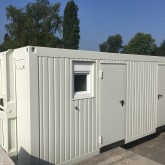 20ft Sanitaire container op slede (2)
