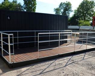 20FT open side container met terrascontainer en trap (8