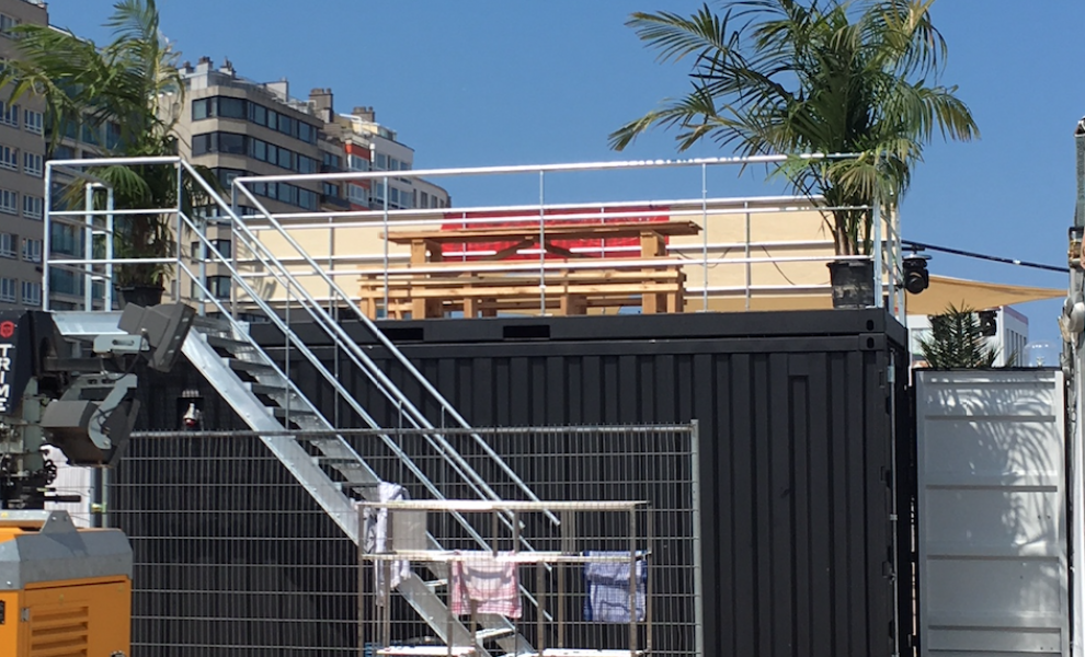 20FT Barcontainer mit Terrasse und Treppe (3)