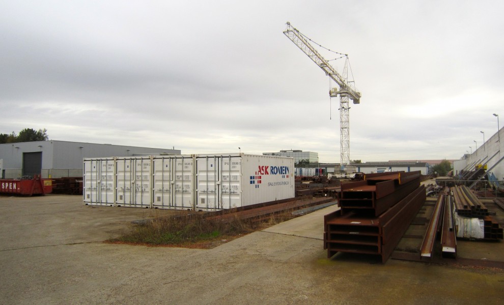 Shipping containers (4)