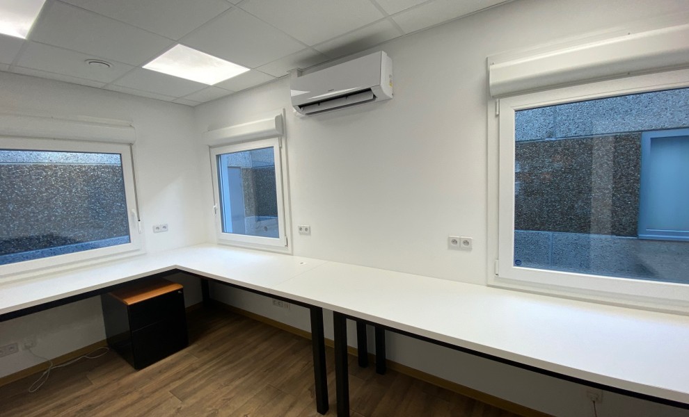 Office with air conditioning and smoke detector