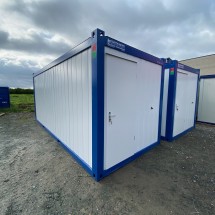 20ft Bürocontainer - weiß mit blauem Rahmen