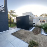 Zwarte tuinhuis container