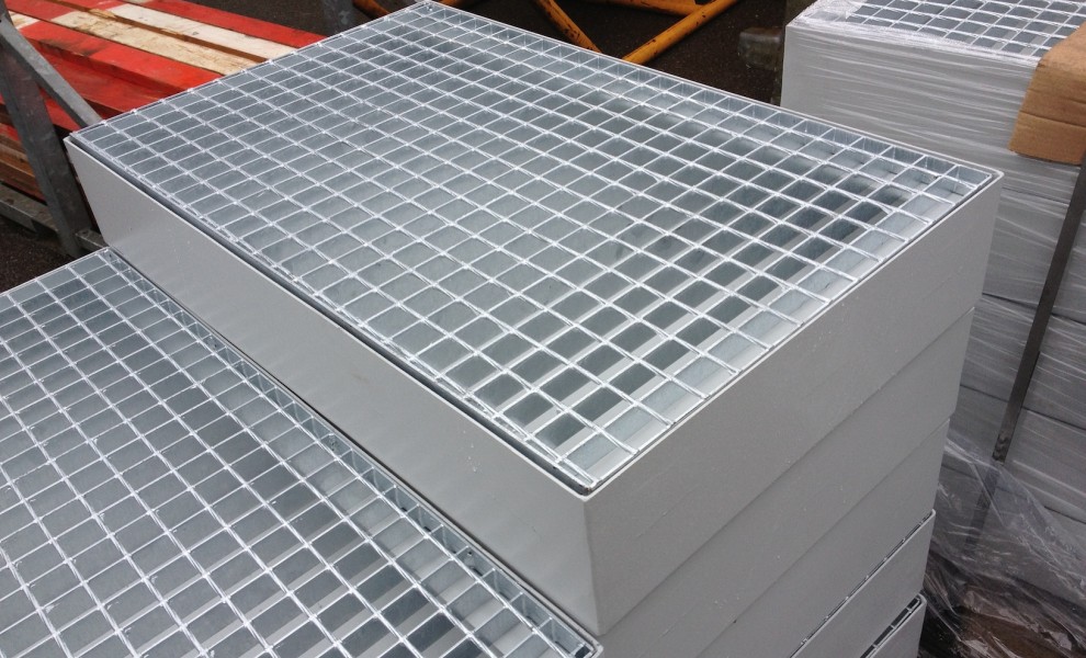Small storage containers (12)