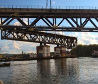 Travailler sur un pont en utilisant des conteneurs