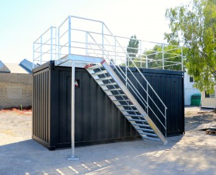 20Ft open side Container mit Terrasse und Treppe (1)