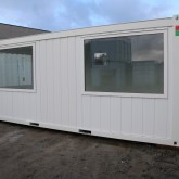 Conteneur de bureau avec des grandes fenêtres