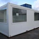 Conteneur de bureau avec des grandes fenêtres