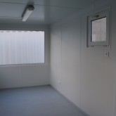 Conteneur de bureau avec des grandes fenêtres