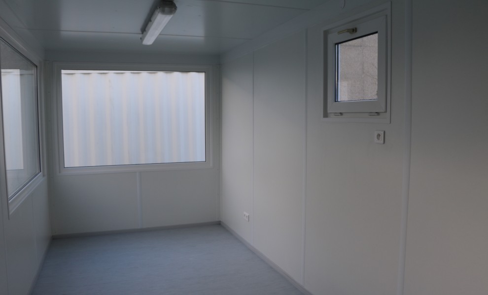 Conteneur de bureau avec des grandes fenêtres