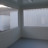Conteneur de bureau avec des grandes fenêtres