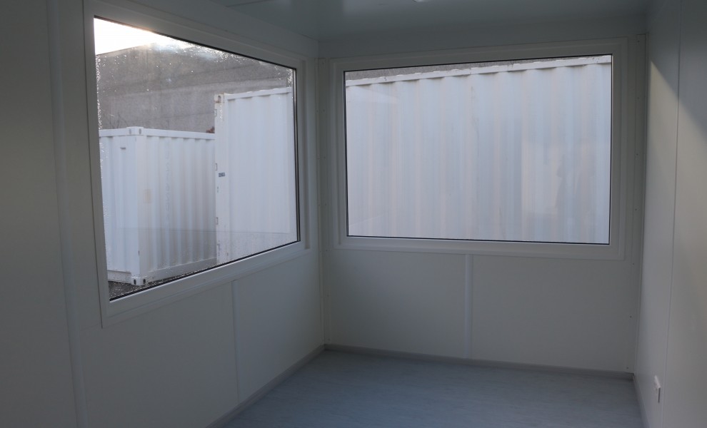 Conteneur de bureau avec des grandes fenêtres