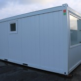 Conteneur de bureau avec des grandes fenêtres