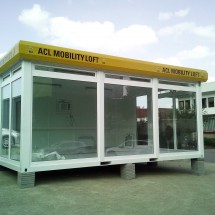 Gekoppelde 20ft showroomcontainers