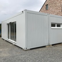 Linked office containers with electric sliding doors