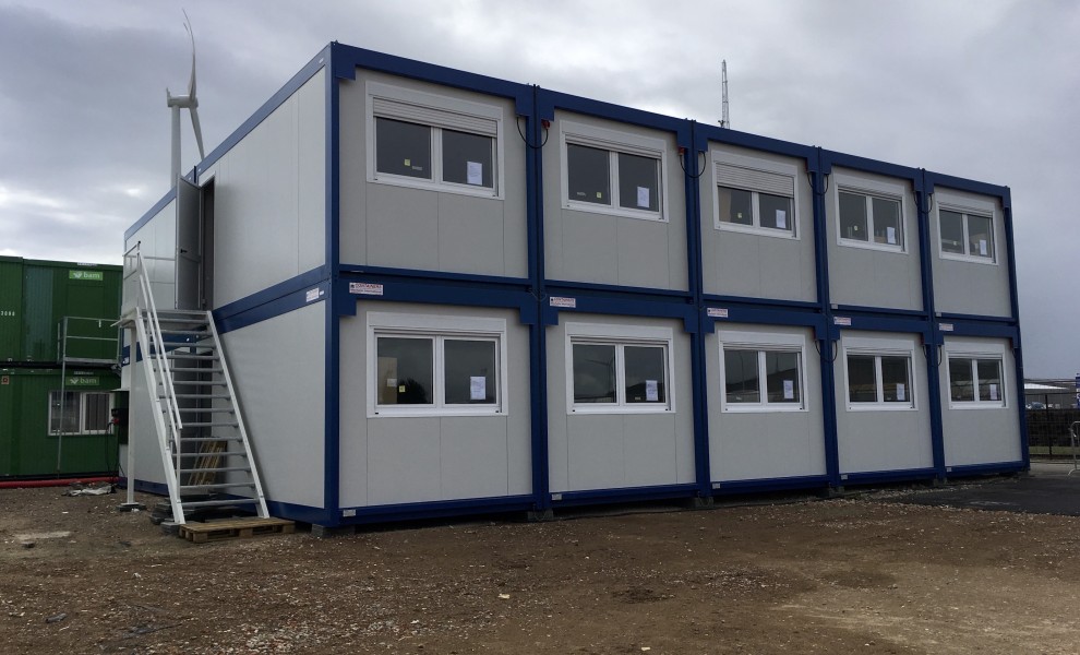 Unités de chantier reliées et empilées