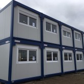 Unités de chantier reliées et empilées