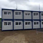 Unités de chantier reliées et empilées