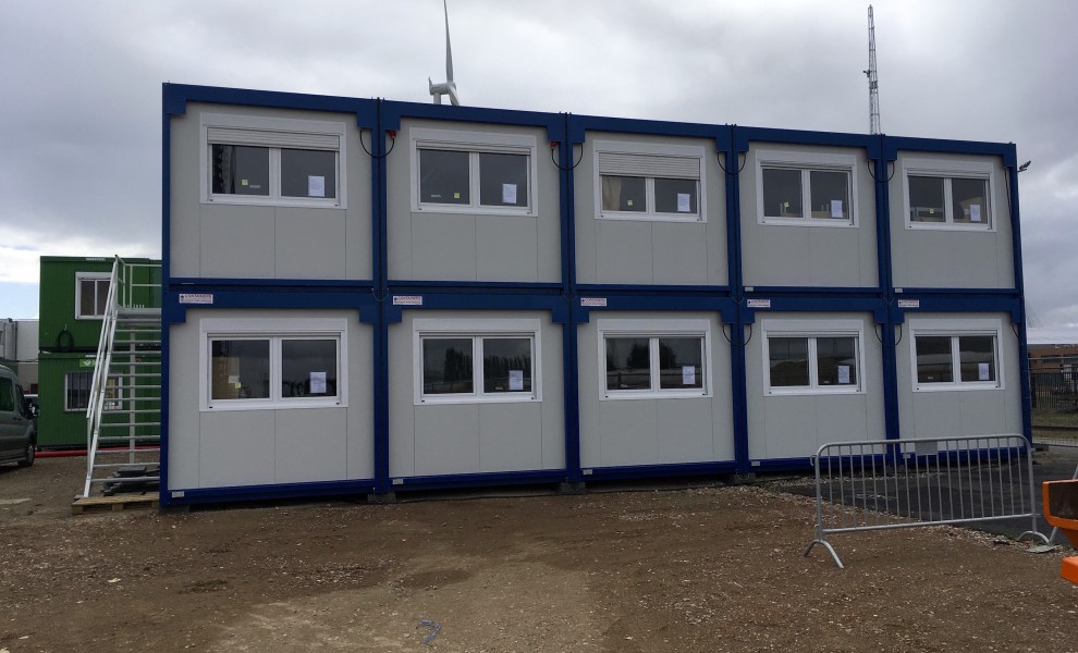 Unités de chantier reliées et empilées