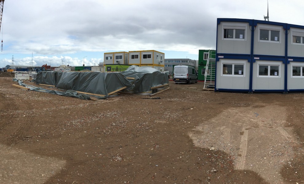Unités de chantier reliées et empilées