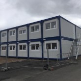 Unités de chantier reliées et empilées