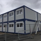 Unités de chantier reliées et empilées
