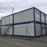 Unités de chantier reliées et empilées