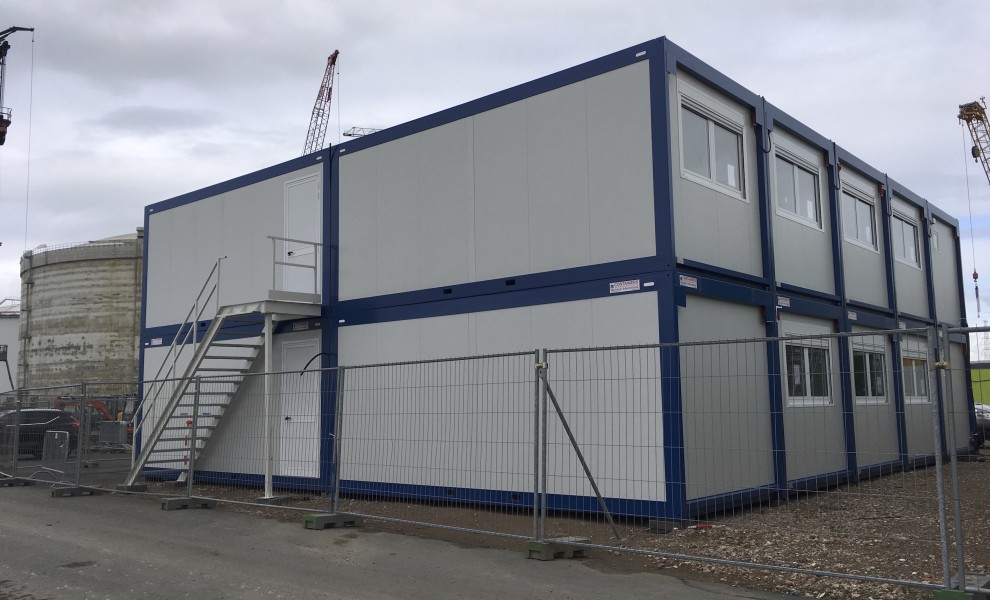 Unités de chantier reliées et empilées