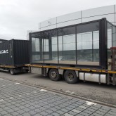 Gestapelter Ausstellungsraumcontainer mit Auto
