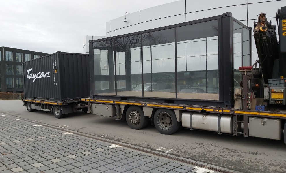 Gestapelter Ausstellungsraumcontainer mit Auto