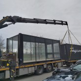 Gestapelter Ausstellungsraumcontainer mit Auto