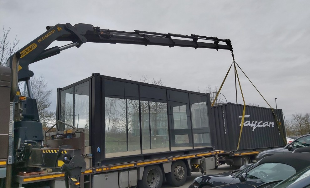 Gestapelter Ausstellungsraumcontainer mit Auto
