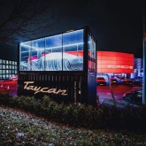 Gestapelter Ausstellungsraumcontainer mit Auto
