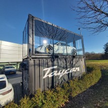 Gestapelde showroom container met auto