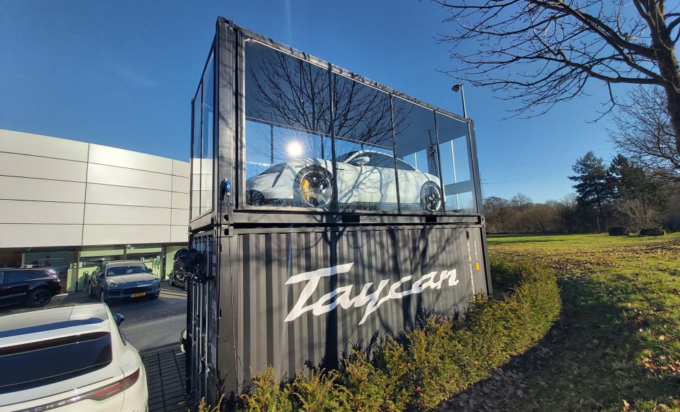 Gestapelter Ausstellungsraumcontainer mit Auto