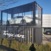 Gestapelter Ausstellungsraumcontainer mit Auto