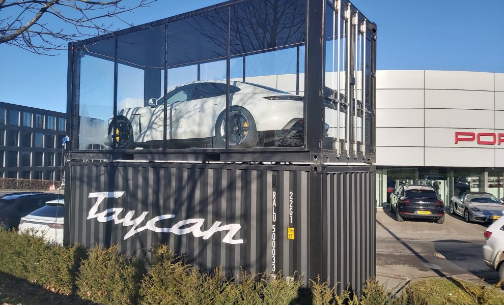Gestapelter Ausstellungsraumcontainer mit Auto