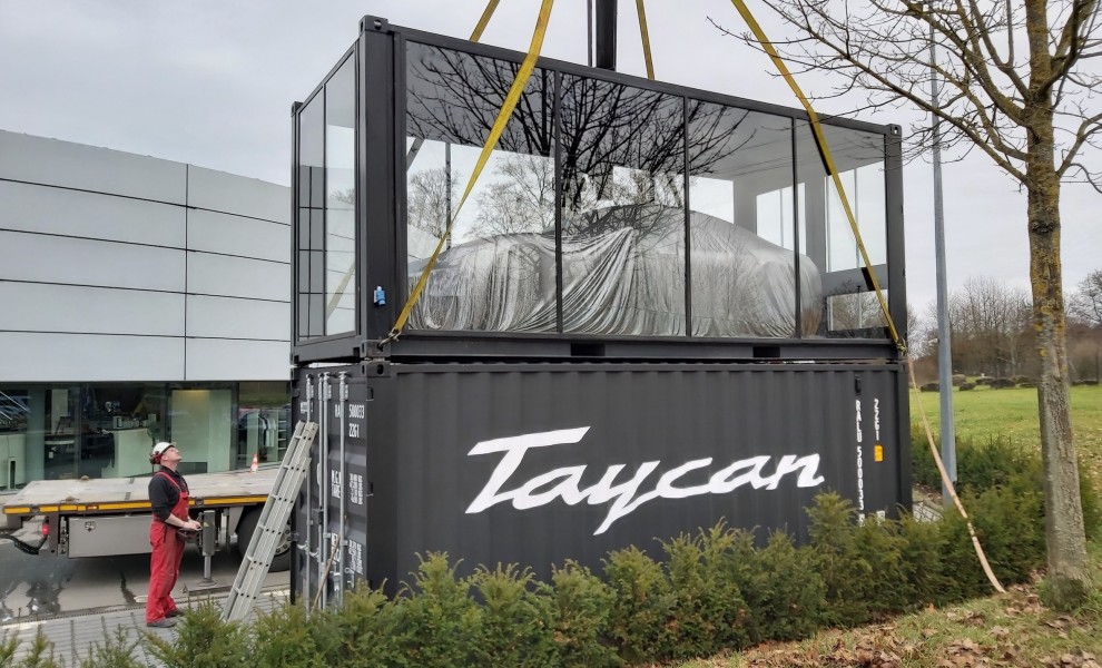 Gestapelter Ausstellungsraumcontainer mit Auto