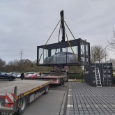 Gestapelter Ausstellungsraumcontainer mit Auto
