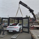 Gestapelter Ausstellungsraumcontainer mit Auto