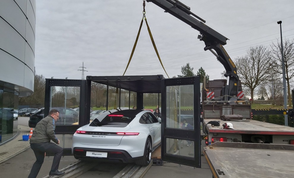 Gestapelter Ausstellungsraumcontainer mit Auto