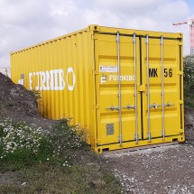 Seecontainer in Firmanfarbe
