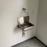 Conteneur de bureau avec évier
