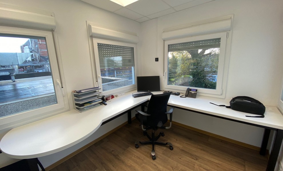 Bureau avec air conditionné et détecteur de fumée