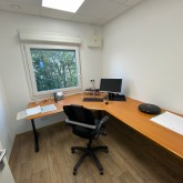 Bureau avec air conditionné et détecteur de fumée