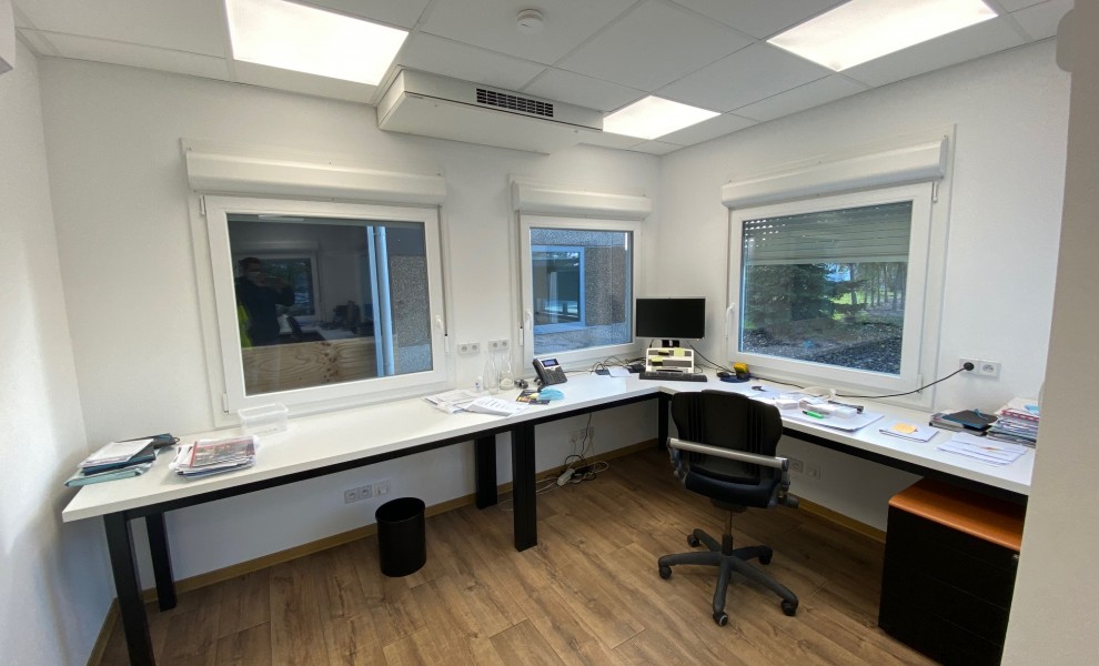 Bureau avec air conditionné et détecteur de fumée