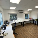 Bureau avec air conditionné et détecteur de fumée