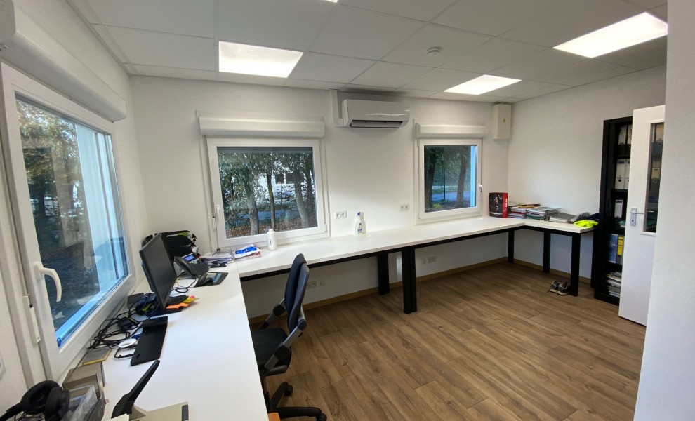 Bureau avec air conditionné et détecteur de fumée