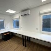 Bureau avec air conditionné et détecteur de fumée